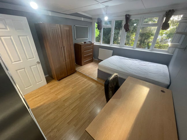 Ensuite Double Room Close to Brunel University Main Photo
