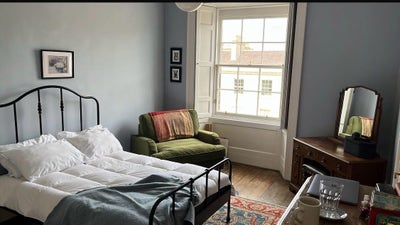 Large double room in New Town Main Photo