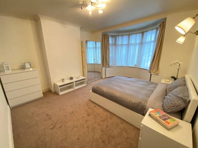 W5 / Two big doubles / Same property / Quiet area Main Photo