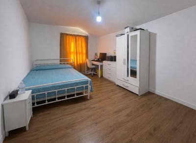 Spacious Furnished Double Room for Two – E13 Main Photo