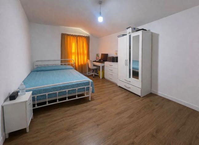 Spacious Furnished Double Room for Two – E13 Main Photo