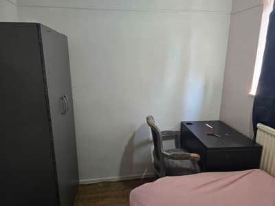 Single Room in a Quiet House – Newbury Park, IG2 Main Photo
