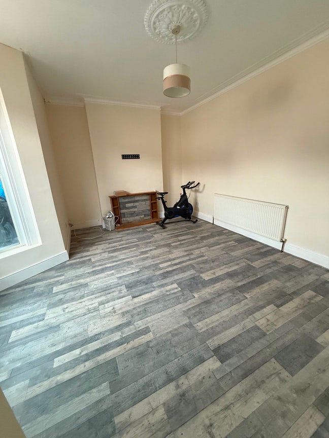 One double large Room in 2 bedroom house  Main Photo