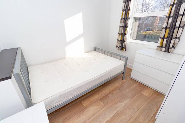 1 double room at 124 Bedford St Main Photo