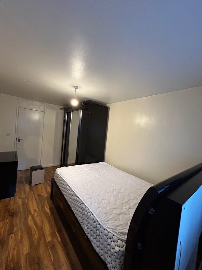 Double room available to rent in a shared apartme. Main Photo