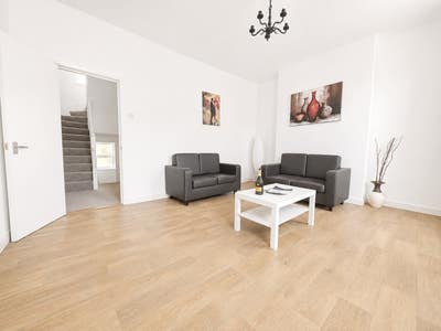 Spacious 2 Bed Duplex-Stratford Main Photo