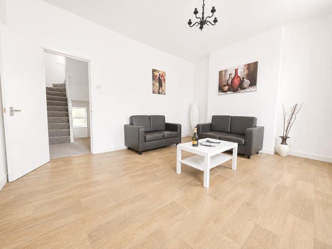Spacious 2 Bed Duplex-Stratford Main Photo