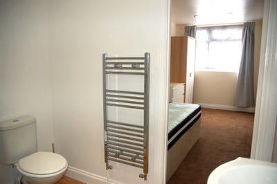 Beautiful Large En-suite Bedroom available Main Photo