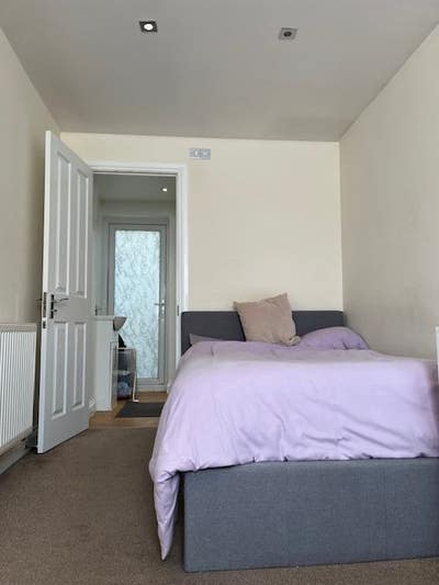 Beautiful Large En-suite Bedroom available Main Photo