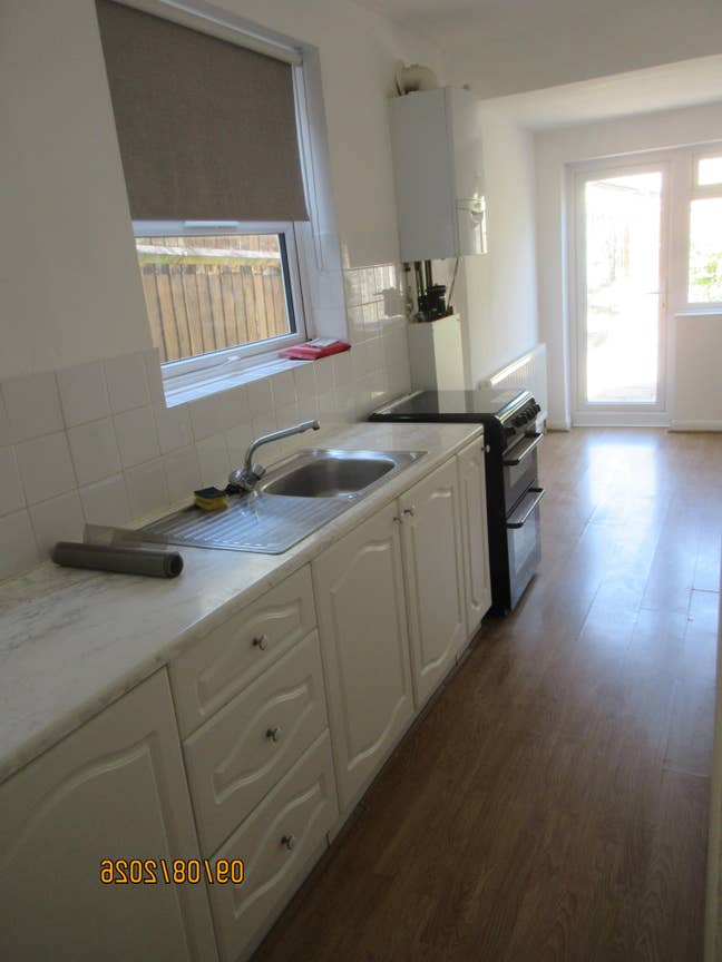 Spacious 1 bed  G/F Flat with Garden   Main Photo