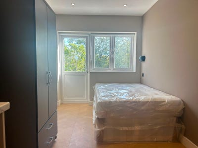 Self-contained studio flat in Potters Bar (Garden) Main Photo