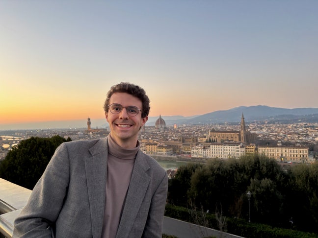 24yo MA Graduate Looking for a Room to Rent Main Photo