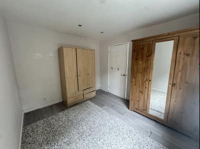 Double room available in East Acton Main Photo