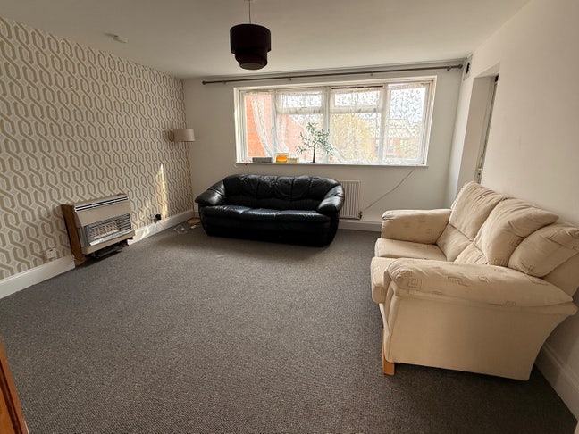 One good sized partly furnished room Main Photo