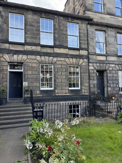 1 bed flat in heart of West End Main Photo