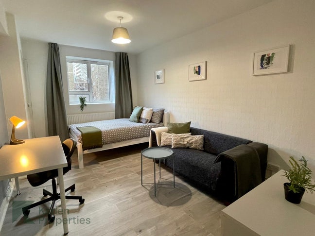 Great 4 Double Bedrooms with Balconies Main Photo