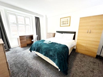 Large Master Room with Desk - Hyde Park W2 Main Photo