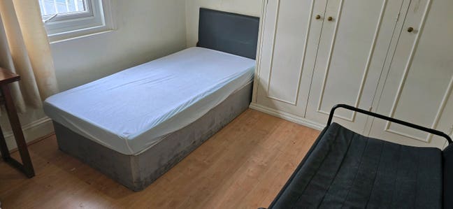 Medium Room with Single Bed Opp Sainsbury. Main Photo