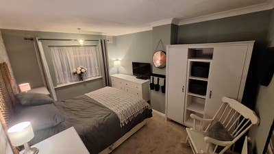 Double room ,  Own shower bathroom downstairs off  Main Photo