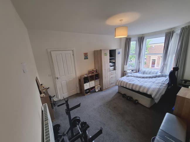 Double room - clean and tidy Heaton flat Main Photo