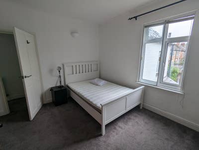 Modern Double Bedroom Close to Heathrow Main Photo