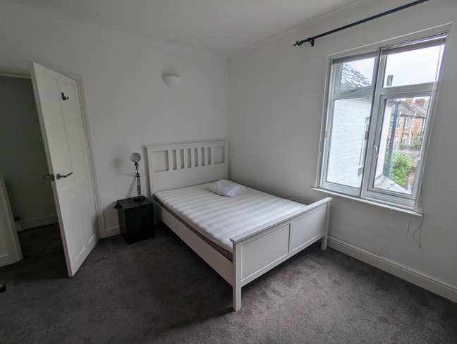 Modern Double Bedroom Close to Heathrow Main Photo