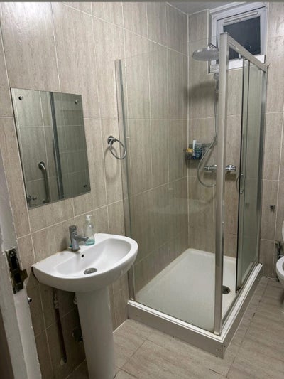 Room for rent-Gants Hill station Main Photo