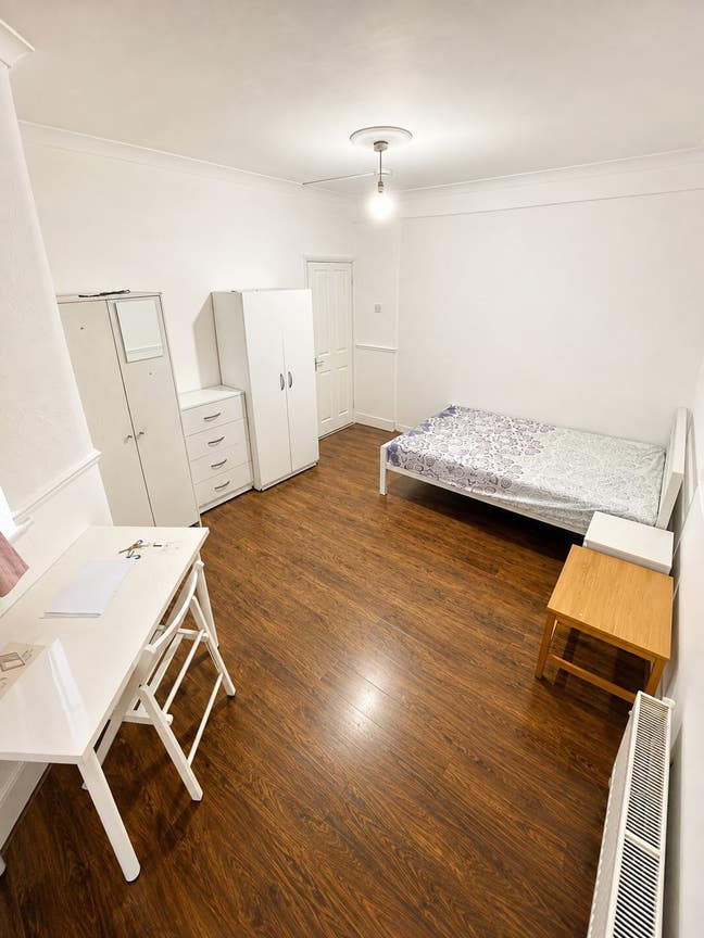 Cosy Double Room For Couple+ Garden Ready To Move  Main Photo