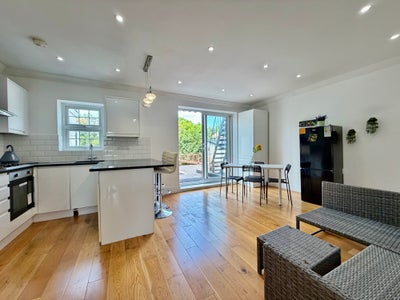 2 Double Bedroom 1st Floor flat in South Croydon Main Photo