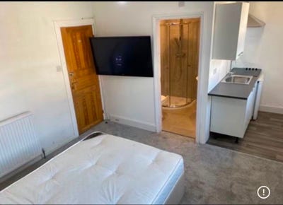 Studio Flat Seven Kings Main Photo