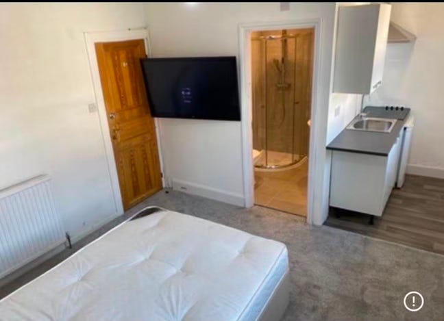 Studio Flat Seven Kings Main Photo