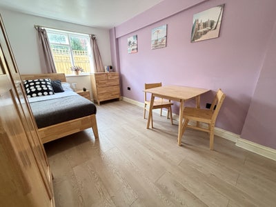 Luxury Village Living: Double En-Suite Room 🌳 Main Photo