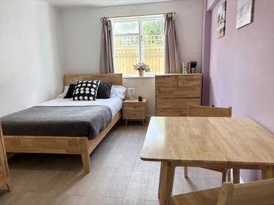 Luxury Village Living: Double En-Suite Room 🌳 Main Photo