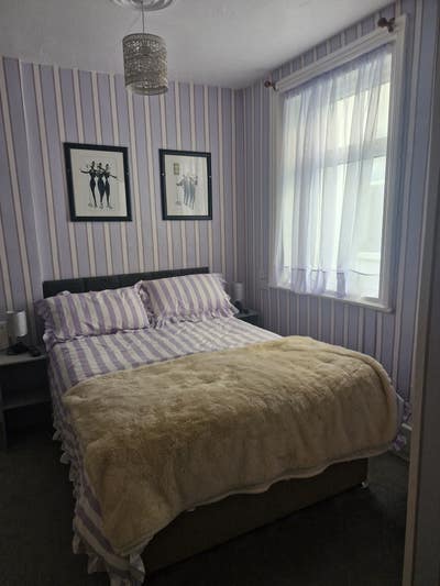 Quiet Clean En Suite Room  Main Photo