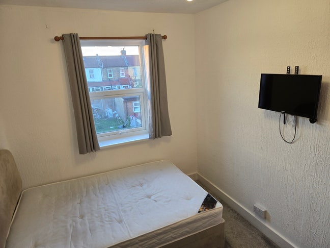Newly Renovated & Fully Furnished Double Room Main Photo