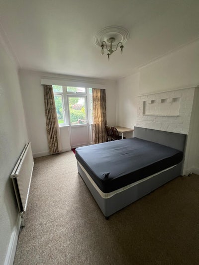 🛏️✨ Double Room for Single Use in Childs Hill  Main Photo