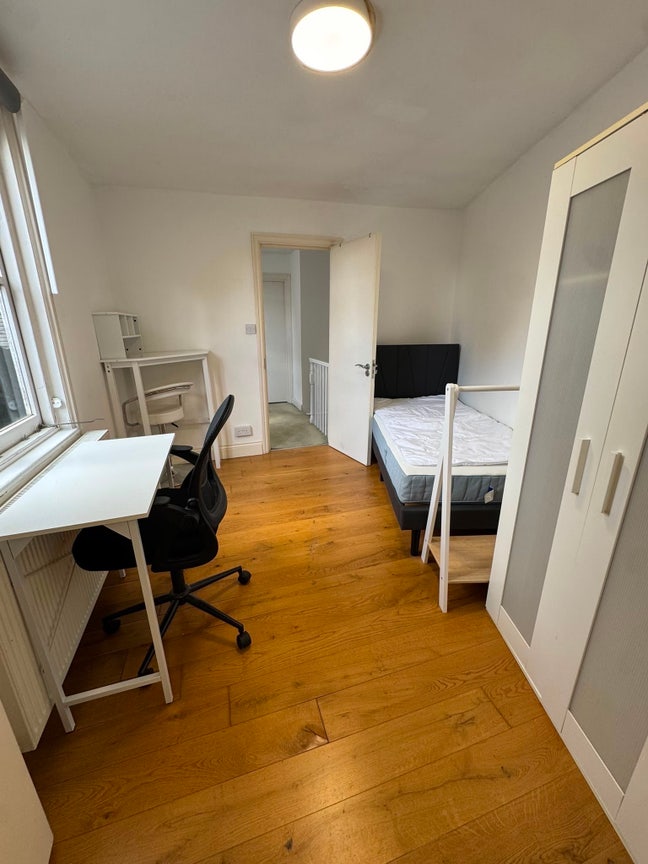 Cosy Medium En suite Available Russell Square Main Photo