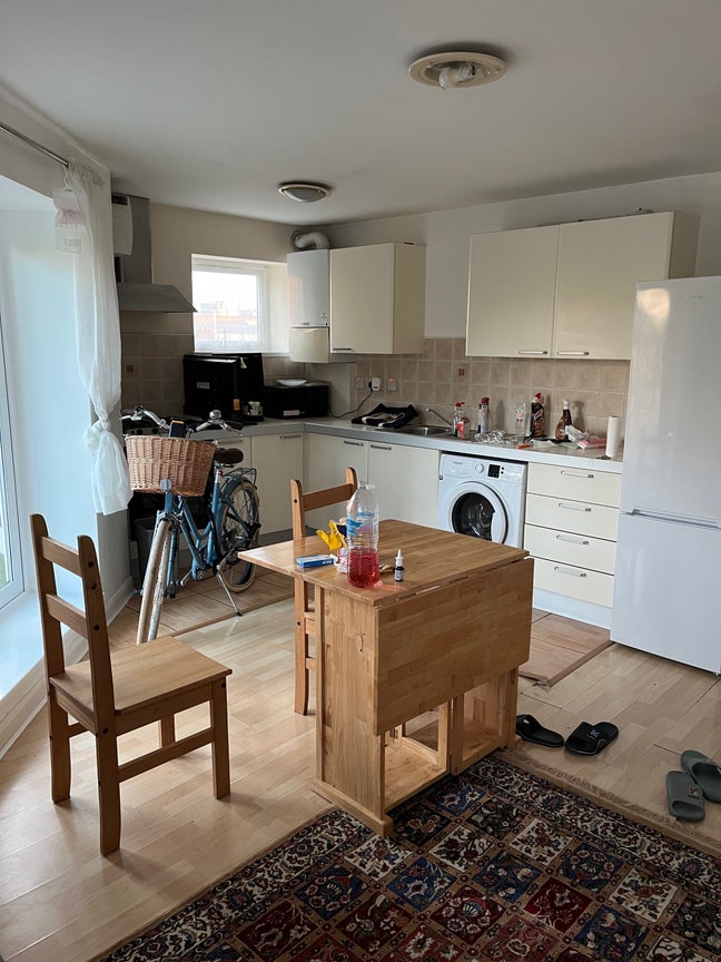 Double room in large shared flat Main Photo