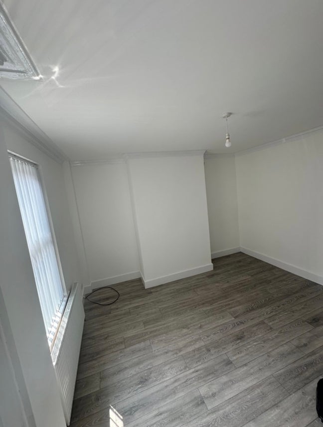 Spacious Double Room Available in 3-Bedroom House  Main Photo