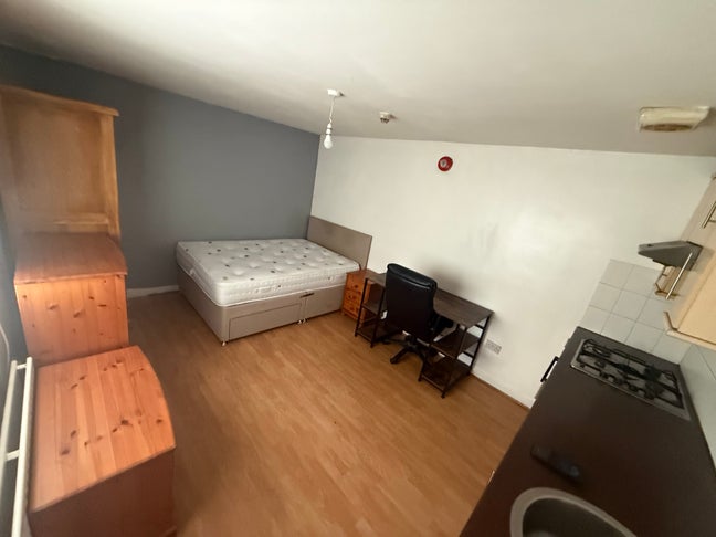 2 Studio rooms and a two bed flat for rent  Main Photo