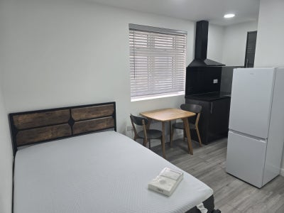 Studios Available to Let – Ilford IG1 3AP- &pound;1150 Main Photo