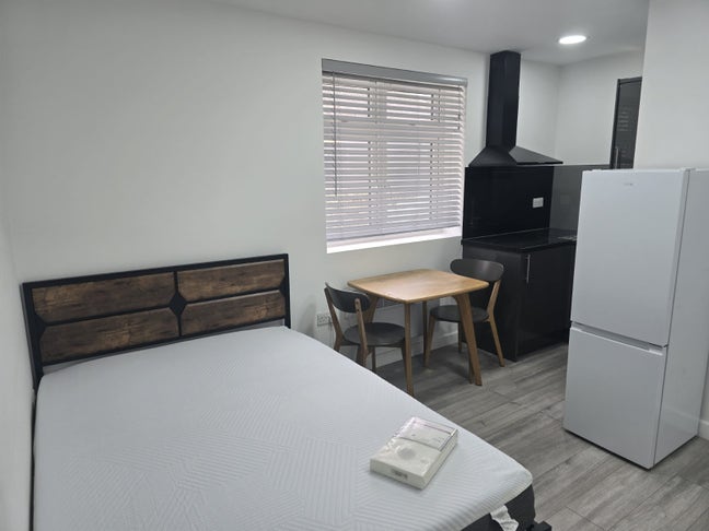 Studios Available to Let – Ilford IG1 3AP- &pound;1150 Main Photo