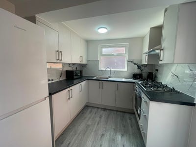 Available Now –Spacious Room with En-Suite Main Photo