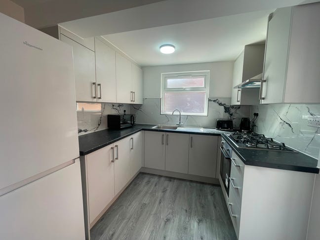 Available Now –Spacious Room with En-Suite Main Photo
