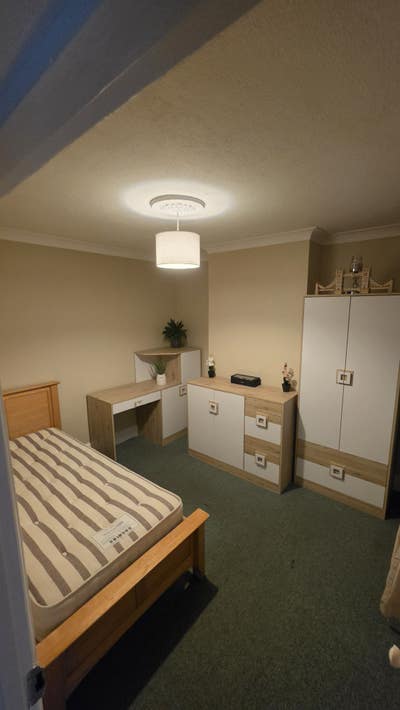 Two fresh renovated rooms to ren in large house  Main Photo