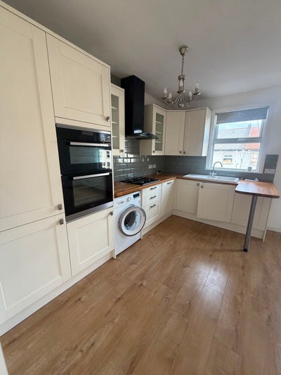 Unfurnished flat in next to Walthamstow Central Main Photo