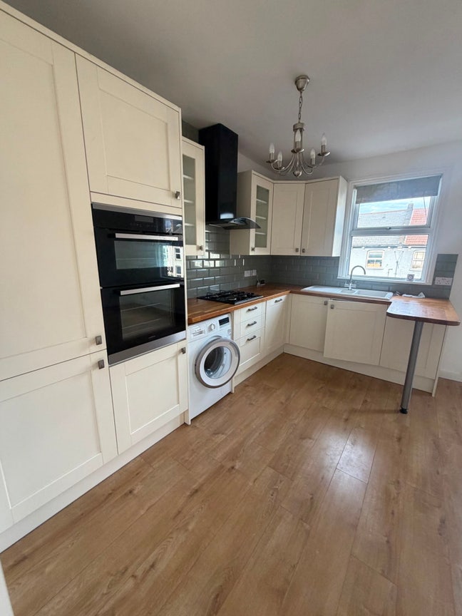 Unfurnished flat in next to Walthamstow Central Main Photo
