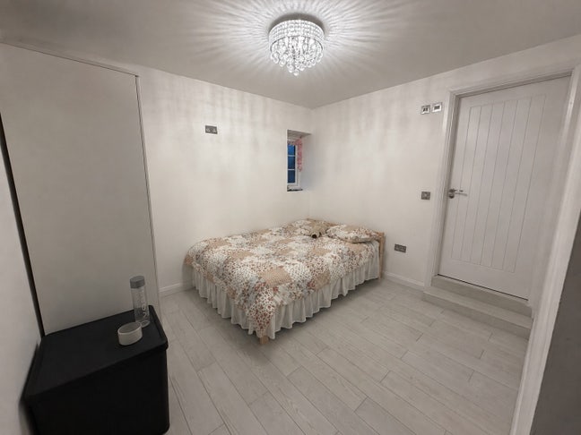 Bright Double Room in Luton Bungalow Main Photo
