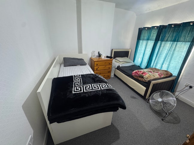 Double bed Room for rent,can be share with friend Main Photo