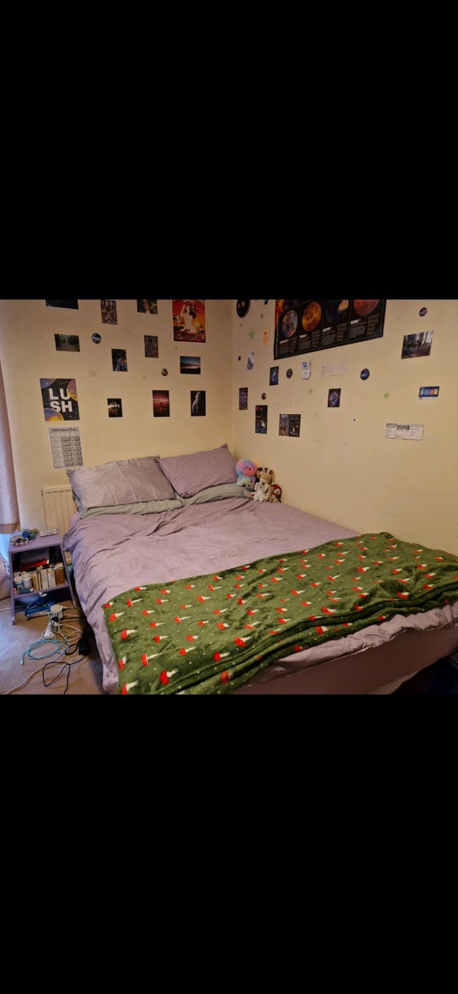 Room in 4 bed house available  Main Photo
